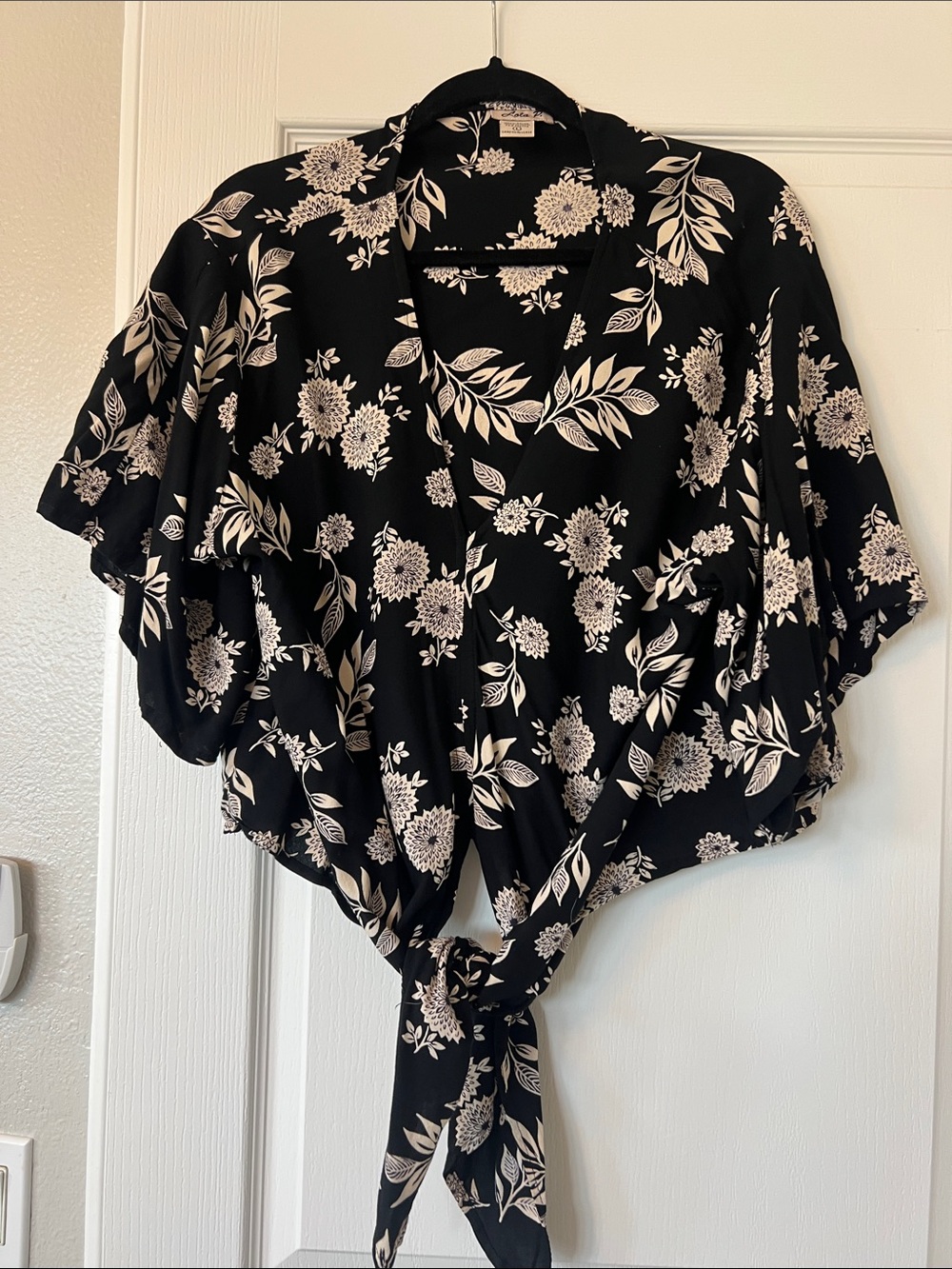 LIKE NEW Lola P. tie front V neck blouse size Large